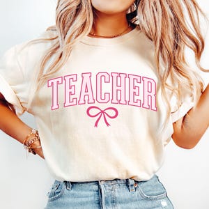 Lärarskjorta, blommig lärar-t-shirt, kokett lärar-t-shirt med rosett, vårlig lärar-t-shirt, mors dag-present till läraren, uppskattningspresent
