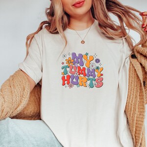 Mein Bauch tut weh Ästhetik T-Shirt, Groovy Grafik T-Shirt, Trendy Y2K, Tumblr Grafik T-Shirt, Zöliakie, Glutenfrei, IBS, Laktose, Grün Pink