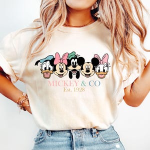 Camiseta retro de Mickey & Co. de 1928, camiseta vintage de Disney, Mickey y compañía, camisetas de Disneyworld, camiseta familiar de Mickey y sus amigos, camiseta familiar de Disney