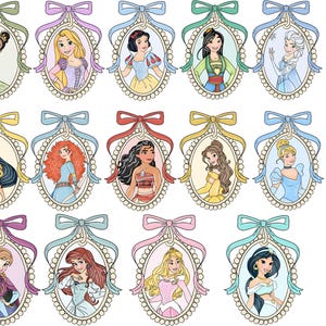 以下が含まれることがあります： 12人のディズニーのプリンセスのイラストのセット。各プリンセスは、パステルカラーのリボンが付いた真珠で飾られた楕円形のフレームに入っています。プリンセスは、白雪姫、シンデレラ、アリエル、ベル、ムーラン、ポカホンタス、ティアナ、ラプンツェル、オーロラ、ジャスミン、エルサ、アナです。