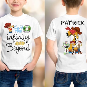 Puede incluir: Camiseta blanca con la frase "Two infinity and Beyond" y personajes de Toy Story. La parte trasera de la camiseta muestra el nombre "Patrick" y un gran número "2" con personajes de Toy Story. La camiseta la lleva un niño.