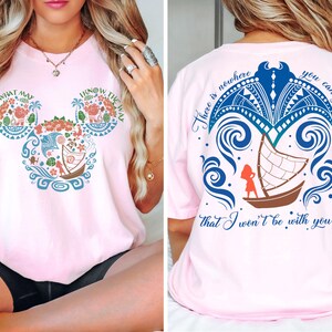 Puede incluir: Camiseta rosa claro con un dise&ntilde;o de cabeza de Mickey Mouse con flores y un barco. Los textos "COME WHAT MAY" y "I KNOW THE WAY" son visibles. La parte trasera muestra un barco y el texto "There is nowhere you can go that I won't be with you..."