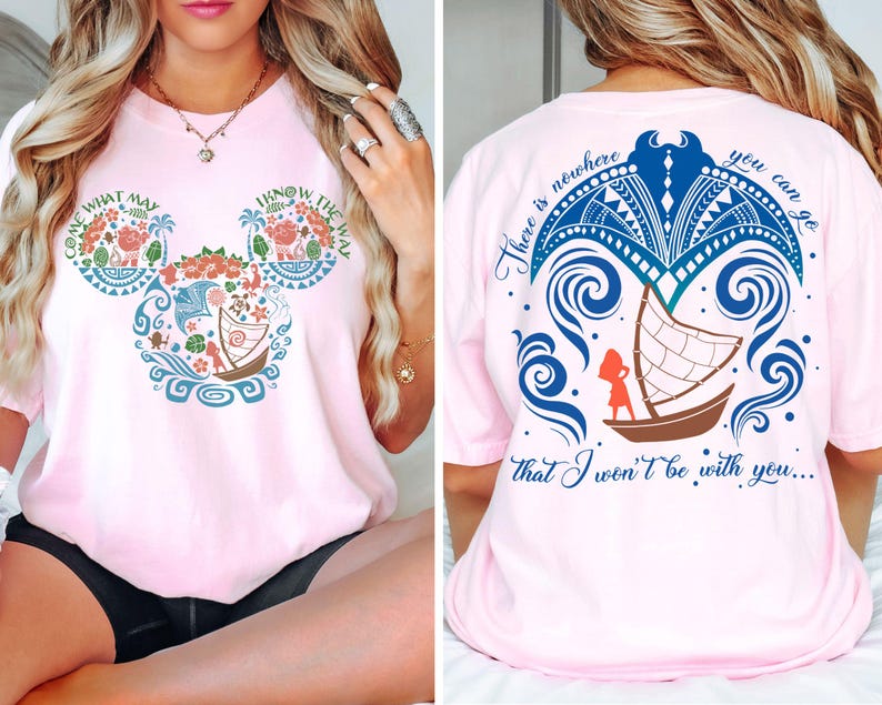 Puede incluir: Camiseta rosa claro con un dise&ntilde;o de cabeza de Mickey Mouse con flores y un barco. Los textos "COME WHAT MAY" y "I KNOW THE WAY" son visibles. La parte trasera muestra un barco y el texto "There is nowhere you can go that I won't be with you..."