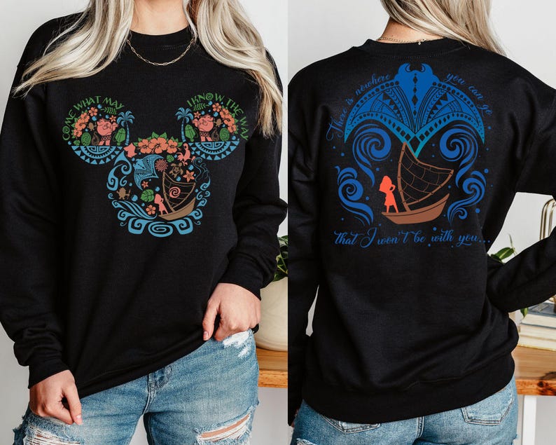 Puede incluir: Sudadera negra de manga larga con un dise&ntilde;o gr&aacute;fico colorido. La parte delantera muestra una cabeza de Mickey Mouse con motivos florales y de barco, y el texto "COME WHAT MAY" y "I KNOW THE WAY". La parte trasera tiene un dise&ntilde;o de barco y el texto "There's nowhere you can go that I won't be with you."