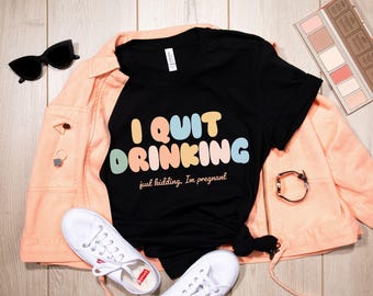 Camiseta divertida de embarazo, camiseta de embarazo, camiseta de anuncio de embarazo, regalo divertido para mamá primeriza, camiseta de maternidad para revelar el embarazo y dejar de beber