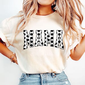 Niedliches Fußball Mama Shirt, Muttertagsgeschenk für Fußball-Mama, Geschenk für Fußball-Liebhaber Mama Shirt, Muttertag, Fußball-Saison Mama T-Shirt, Sport-Shirt