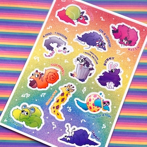 Puede incluir: Una hoja de pegatinas coloridas con varias ilustraciones de animales y texto. Las pegatinas representan una ardilla, una jirafa, una rana, un pez, un caracol, un mapache, un conejito, una araña, una zarigüeya, un cachorro y un gatito. Las pegatinas están sobre un fondo brillante.