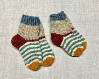Socke Kunterbunt - süße Babysöckchen - auch für das Frühchen - handgestrickt - Geschenk zur Geburt