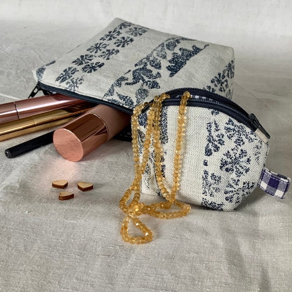 Tasche aus Leinen mit Handdruck - blau natur - zwei Größen - Kosmetiktasche, Schmucktasche, Geldbeutel, Clutch