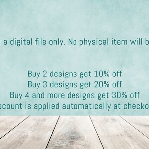 Puede incluir: Texto sobre un fondo azul con un suelo de madera en primer plano. El texto dice: "Este es un archivo digital solamente. No se enviar&aacute; ning&uacute;n art&iacute;culo f&iacute;sico. Compra 2 dise&ntilde;os y obt&eacute;n un 10% de descuento. Compra 3 dise&ntilde;os y obt&eacute;n un 20% de descuento. Compra 4 o m&aacute;s dise&ntilde;os y obt&eacute;n un 30% de descuento. El descuento se aplica autom&aacute;ticamente al finalizar la compra."