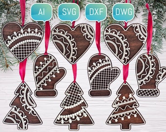 Op de afbeelding: Houten kerstversieringen in hart-, want- en kerstboomvormen, met ingewikkelde witte kantachtige ontwerpen. Elke versiering hangt aan een rood lint. De ornamenten zijn donkerbruin met een lichte houtnerf.