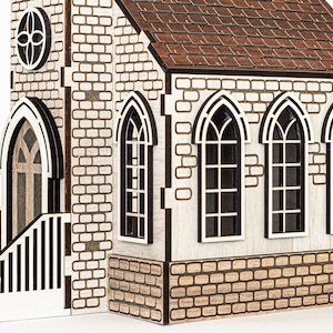 K&ouml;nnte beinhalten: Ein Holzmodell einer Kirche mit einem braunen Dach, wei&szlig;en Backsteinw&auml;nden und schwarzen Verzierungen. Die Kirche hat eine Vordert&uuml;r mit einem Spitzbogen und ein kleines Fenster dar&uuml;ber. Es gibt f&uuml;nf Fenster an der Vorderseite der Kirche, alle mit Spitzb&ouml;gen.