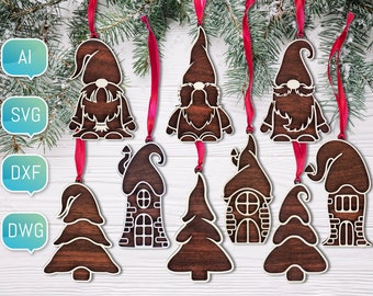 Op de afbeelding: Set van acht houten ornamenten met gnomes en huizen. De ornamenten zijn geschilderd in bruin en wit en hebben een rustieke uitstraling. Ze zijn perfect om een vleugje whimsy toe te voegen aan uw kerstboom.