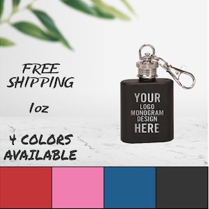 Op de afbeelding: Een zwarte roestvrijstalen 30 ml fles met een zilveren dop en een zilveren sleutelhanger. De fles heeft de tekst "YOUR LOGO MONOGRAM DESIGN HERE" gegraveerd op de voorkant. De fles is verkrijgbaar in vier kleuren: rood, roze, blauw en zwart.