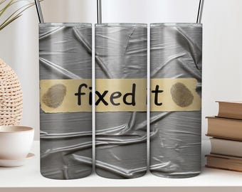Könnte beinhalten: Drei Edelstahlbecher mit schwarzen Strohhalmen. Die Becher sind mit einem grauen Klebeband-Design versehen, mit einem beigefarbenen Etikett mit der Aufschrift "fixed it" und zwei Fingerabdruckgrafiken.