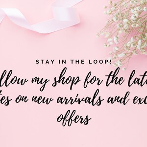 K&ouml;nnte beinhalten: Rosafarbener Hintergrund mit einem wei&szlig;en Band und wei&szlig;en Blumen. Der Text lautet: "STAY IN THE LOOP! Follow my shop for the latest updates on new arrivals and exclusive offers."