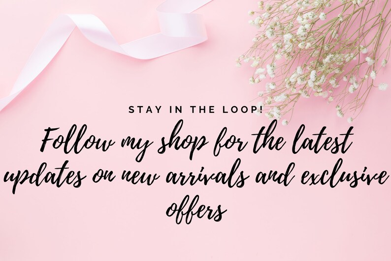 K&ouml;nnte beinhalten: Rosafarbener Hintergrund mit einem wei&szlig;en Band und wei&szlig;en Blumen. Der Text lautet: "STAY IN THE LOOP! Follow my shop for the latest updates on new arrivals and exclusive offers."