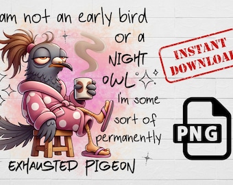 Könnte beinhalten: Eine digitale Illustration einer grauen Taube mit Pferdeschwanz, die einen rosa gepunkteten Bademantel trägt, auf einem Holzhocker sitzt und eine dampfende Tasse hält. Der Text lautet: I am not an early bird or a night owl, I'm some sort of permanently exhausted pigeon.