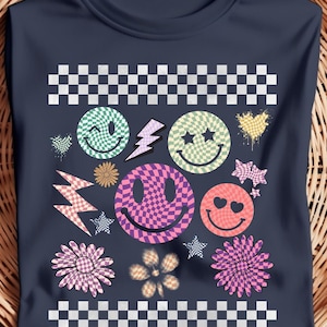 Retro Revival: Kariertes Smiley-Gesicht-Shirt mit PNG-Design, kariertes Vintage-Shirt, PNG-Design mit Smiley, 70er Jahre Stil PNG