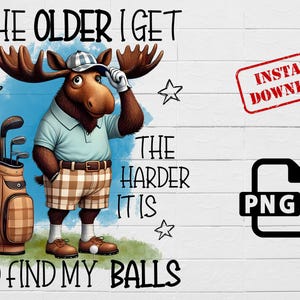 Può includere: Un alce dei cartoni animati che indossa un cappello da golf e tiene un bastone da golf. L'alce è in piedi davanti a uno sfondo blu con stelle bianche. Il testo "THE OLDER I GET THE HARDER IT IS TO FIND MY BALLS" è scritto in lettere nere su uno sfondo bianco.