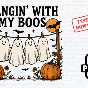 Könnte beinhalten: Halloween-Grafik mit dem Text "Hangin' With My Boos" über vier lächelnden Geisterfiguren, die an einer Wäscheleine hängen. Kürbisse, Fledermäuse und ein Vollmond ergänzen das Design.
