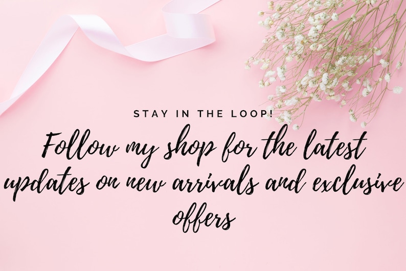 K&ouml;nnte beinhalten: Rosa Hintergrund mit wei&szlig;em Band und zarten wei&szlig;en Bl&uuml;ten. Der Text lautet: "STAY IN THE LOOP! Folgen Sie meinem Shop f&uuml;r die neuesten Updates zu Neuank&ouml;mmlingen und exklusiven Angeboten."
