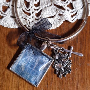 Blue Snowflake Thread Keeper Floss Organizer - Cross Stitch - Embroidery Vintage Silver Look  Stitching Notion Silver Filigree Heart Charm