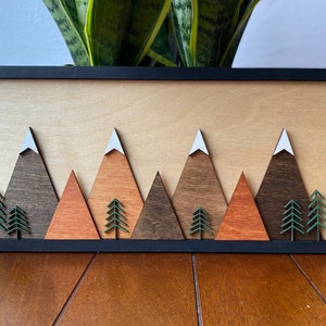 Houten bergtafereel, berglandschap, houten bos, bergen met sneeuw, PNW-bergen, sneeuwtoppen, bergcadeau, bord buiten, bord cabine