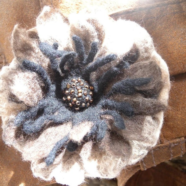 Accessoire de mode_ Broche en laine feutrée, soie sauvage "Tussah"_Broche "Boisée"_Felt.