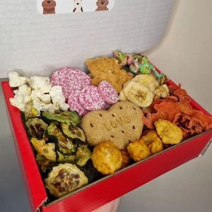 Hondentraktatiedoos, speciale gastronomische hondensnacks, Pick n Mix, hond verjaardag, gotcha day, gepersonaliseerd brievenbuscadeau, cadeau voor hondenliefhebbers