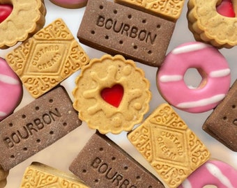 BISCUITS NOUVEAUTÉS POUR CHIENS | friandises pour chiens, cadeaux pour chiens, friandises pour chiens d'anniversaire, friandises naturelles pour chiens, friandises pour chiens faites maison, biscuits pour chiens au beurre de cacahuète