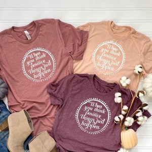 Cuando piensas en positivo, las cosas simplemente suceden, suceden cosas buenas, camiseta motivacional, sé positivo, camiseta positiva