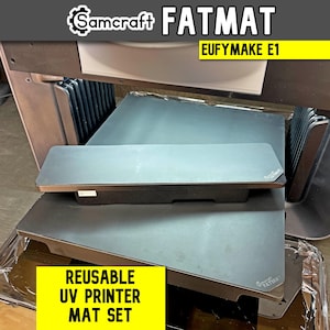 Könnte beinhalten: Eine weiße Keramik-Tasse mit schwarzem Henkel und dem Text "But First, Coffee" in schwarzer, handschriftlicher Schrift. Die Tasse steht auf einer weißen Oberfläche.