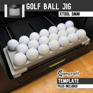 Könnte beinhalten: Eine hellgraue Golfball-Vorrichtung aus Kunststoff für das xTool Omni Ausrichtungssystem mit einem Raster aus kreisförmigen Vertiefungen, die einundzwanzig weiße Golfbälle mit Grübchen halten. Die Vorrichtung ist mit dem Text Golf Ball Jig, xTool Omni und Samcraft beschriftet.