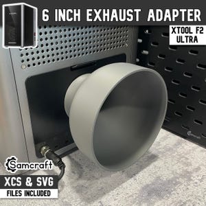 Puede incluir: Un adaptador de escape gris de 6 pulgadas fijado a la parte posterior de una máquina láser xTool F2 Ultra. El adaptador presenta una abertura ancha en forma de embudo. El texto dice 6 INCH EXHAUST ADAPTER, XTOOL F2 ULTRA, Samcraft, XCS & SVG FILES INCLUDED.