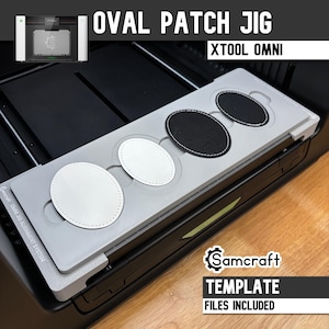 Puede incluir: Una plantilla OVAL PATCH JIG gris claro de Samcraft para el sistema de alineación xTool Omni. La plantilla tiene cuatro huecos ovalados que contienen dos parches blancos y dos negros con bordes cosidos. El texto dice OVAL PATCH JIG, XTOOL OMNI y OMNI JIG ALIGNMENT SYSTEM.