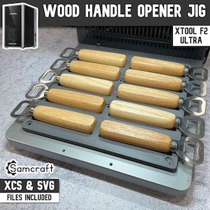 Puede incluir: Una plantilla de metal gris para abridor de botellas con mango de madera, diseñada para el xTool F2 Ultra. La plantilla sostiene diez abridores con mangos de madera clara en dos filas. El texto dice Wood Handle Opener Jig, xTool F2 Ultra, Samcraft y XCS & SVG Files Included.