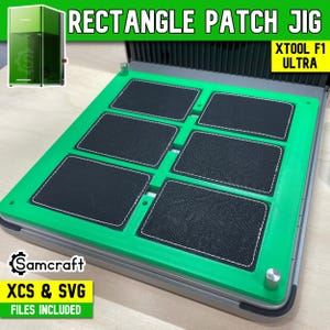 Puede incluir: Una plantilla de parche rectangular de color verde brillante para la máquina láser xTool F1 Ultra. La plantilla cuenta con seis recortes rectangulares que sostienen parches de cuero sintético negro con costuras blancas. El texto dice RECTANGLE PATCH JIG, XTOOL F1 ULTRA, Samcraft y XCS & SVG FILES INCLUDED.