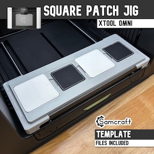 Puede incluir: Un sistema de alineación de plantilla para parches cuadrados Samcraft para la máquina láser xTool Omni. La plantilla sostiene cuatro parches cuadrados, alternando entre blanco y negro, con costuras visibles en los bordes. Texto Square Patch Jig.