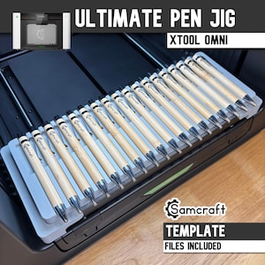 Op de afbeelding: Een lichtgrijze kunststof pennenmal met veertien lichtgekleurde houten pennen met zilverkleurige metalen punten en clips. De pennen zijn voorzien van het Samcraft-logo. Tekst op de afbeelding: ULTIMATE PEN JIG, XTOOL OMNI, Samcraft en TEMPLATE FILES INCLUDED.