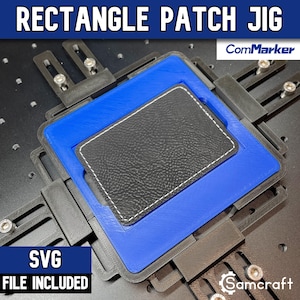 Puede incluir: Una plantilla de parche rectangular negra y azul con el texto RECTANGLE PATCH JIG y ComMarker visible. El dispositivo cuenta con componentes de plástico negro ajustables asegurados con tornillos metálicos, que sostienen un parche rectangular negro texturizado.