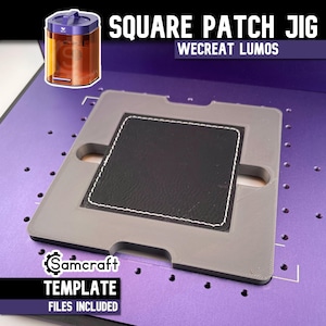 Peut inclure: Un gabarit de patch carré gris pour la machine laser Wecreat Lumos. Le gabarit présente une découpe centrale contenant un patch carré noir avec des coutures blanches. Le texte "SQUARE PATCH JIG WECREAT LUMOS" et "Samcraft TEMPLATE FILES INCLUDED" est visible.