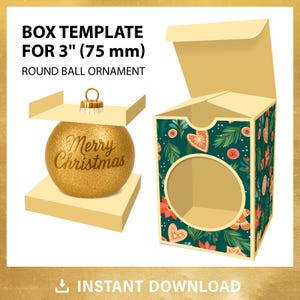 Könnte beinhalten: Ein goldener Glitzer-Weihnachtsschmuck mit dem Text "Merry Christmas", dargestellt in einer Box-Vorlage. Die Box ist mit einem festlichen Muster aus Lebkuchen, Blumen und Grün geschmückt. Die Box ist für einen runden Kugelschmuck von 75 mm konzipiert.