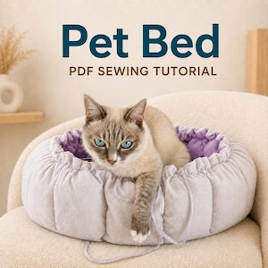 Puede incluir: Una cama redonda y acolchada para mascotas con exterior en color lavanda claro y forro interior morado oscuro. La cama cuenta con un cierre de cord&oacute;n con tiras finas a juego. El texto superior dice Pet Bed PDF SEWING TUTORIAL.
