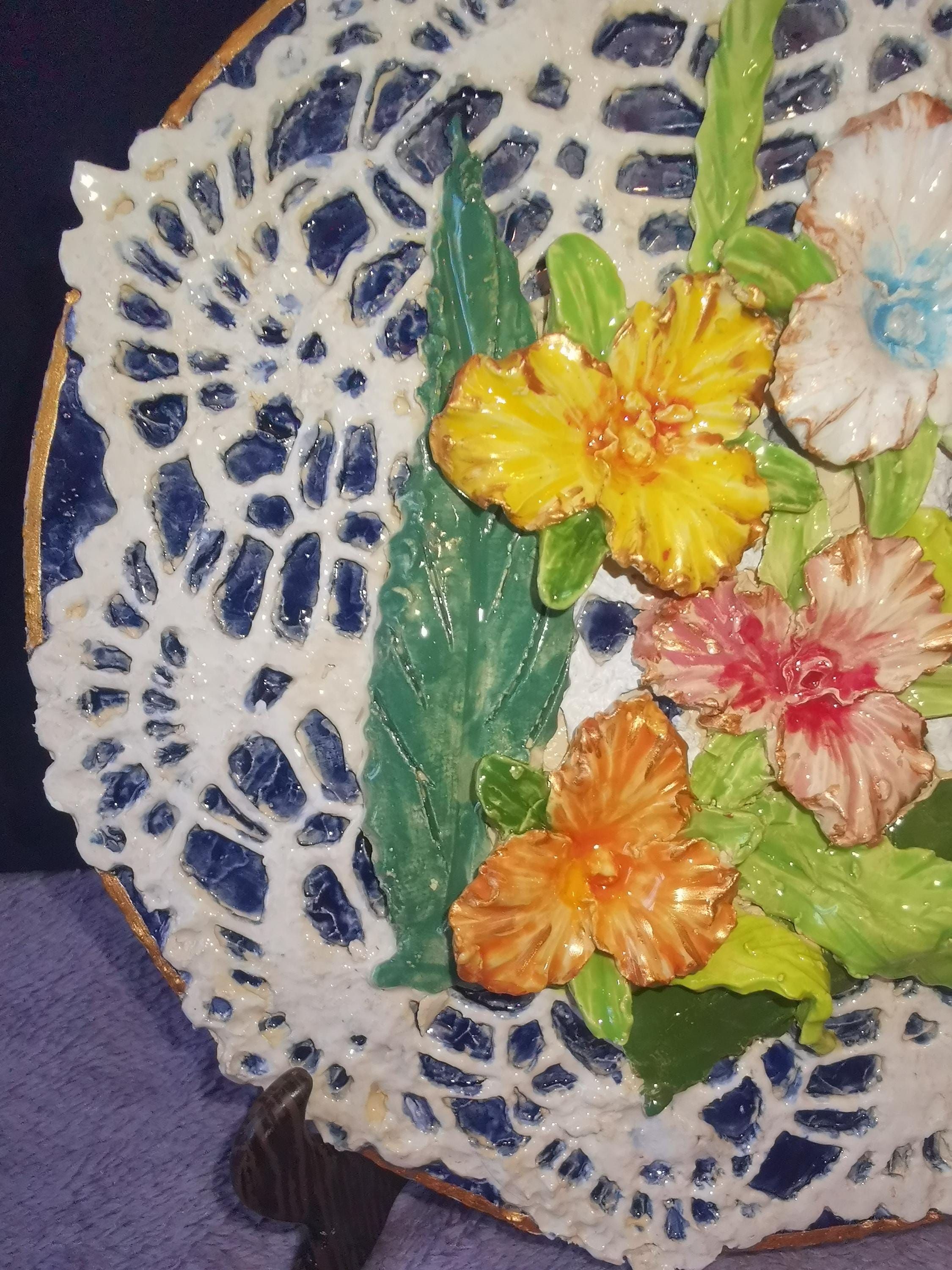 陶器製の透かし彫りの花模様のプレート。手作り。サイズ：8.2インチ 