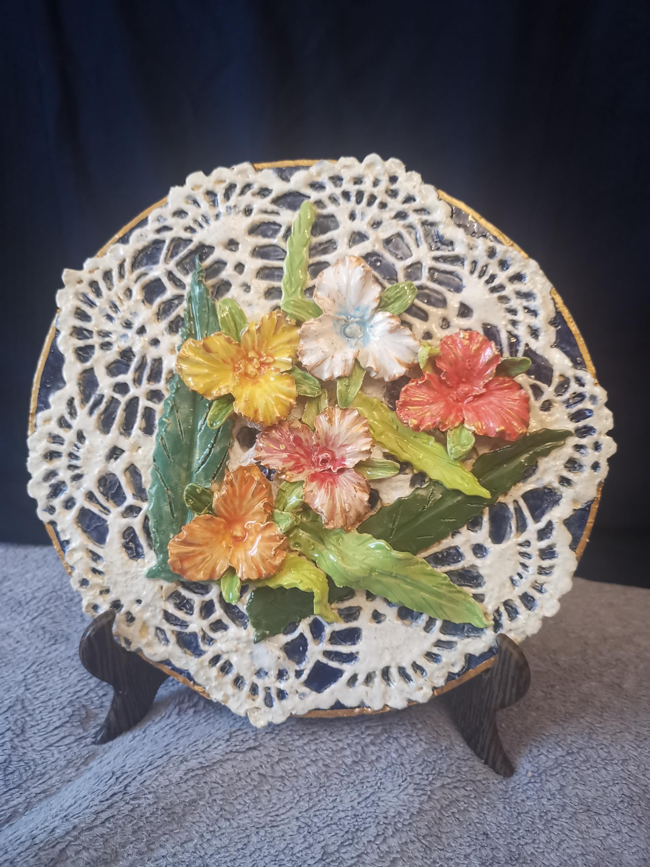 陶器製の透かし彫りの花模様のプレート。手作り。サイズ：8.2インチ 