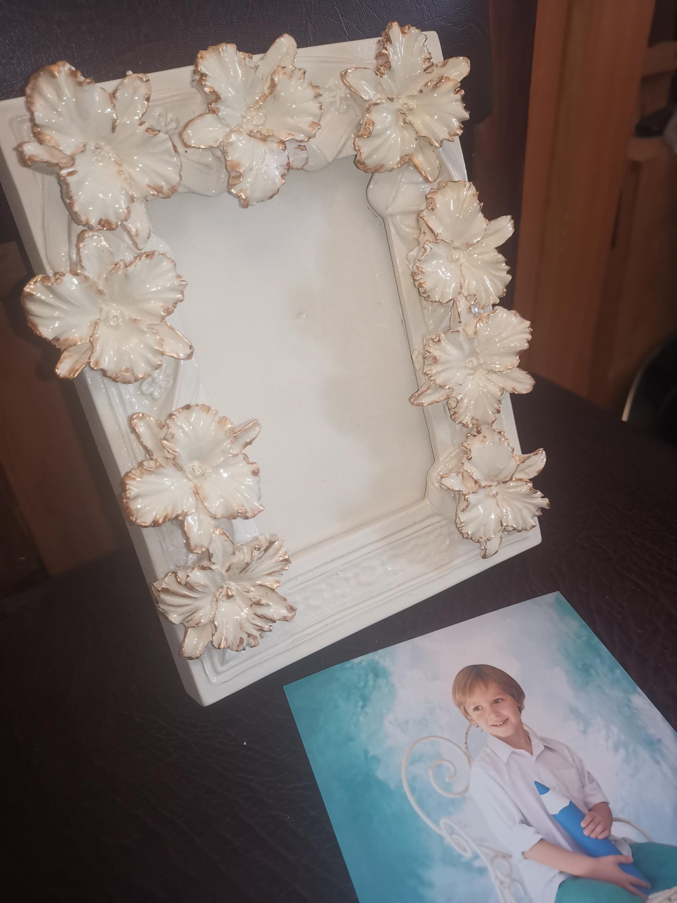 花をあしらった陶器製フォトフレーム。フレームサイズ22 x 17 cm、写真