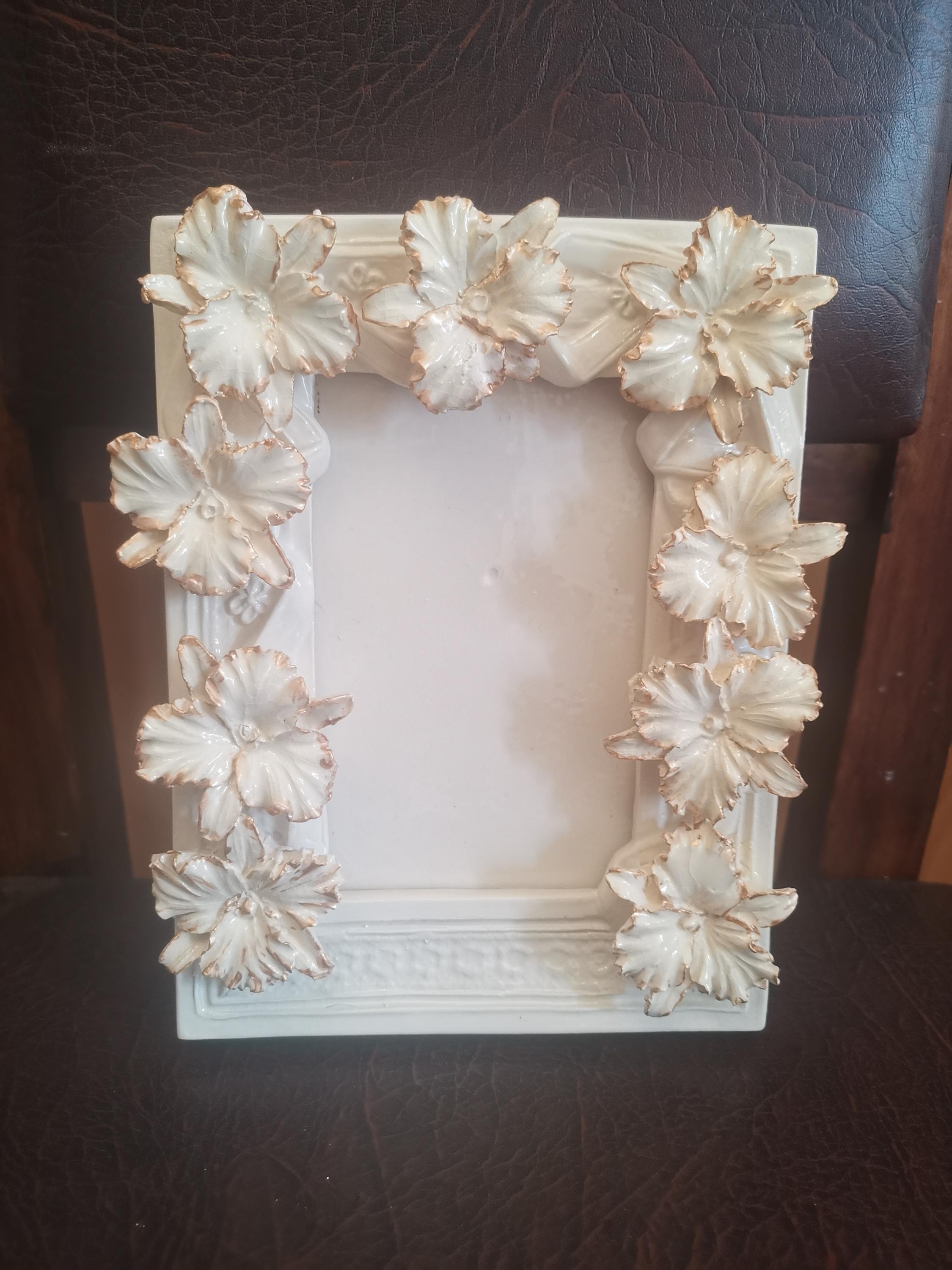 花をあしらった陶器製フォトフレーム。フレームサイズ22 x 17 cm、写真