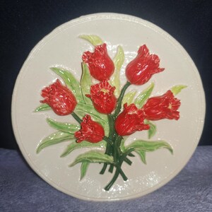 Plato de cerámica Tulipanes escultórico hecho a mano.
