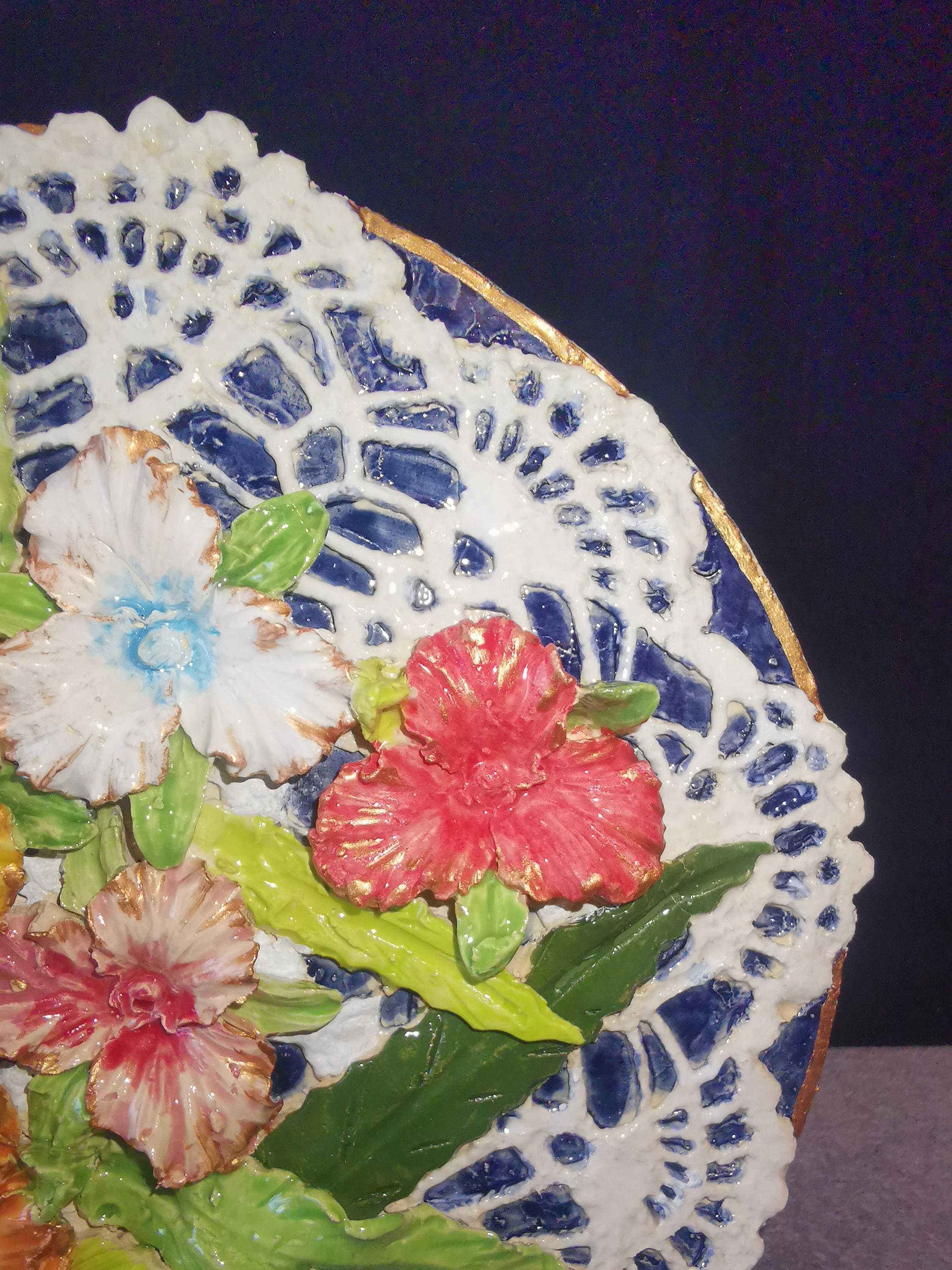 陶器製の透かし彫りの花模様のプレート。手作り。サイズ：8.2インチ 